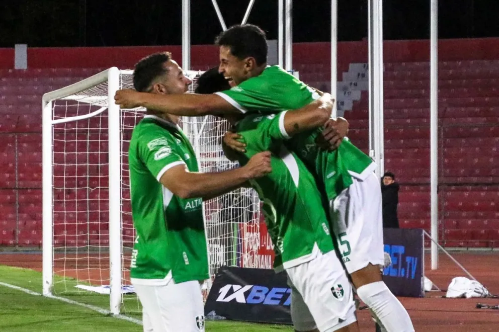 Jugadores de Real Tomayapo celebran uno de sus goles. Foto: APG.