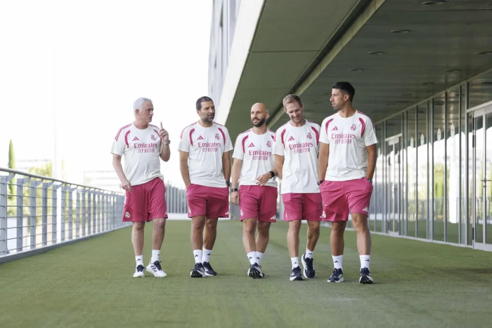 Mourinho (izq.) junto a su cuerpo técnico en el Real Madrid. Foto: EFE.