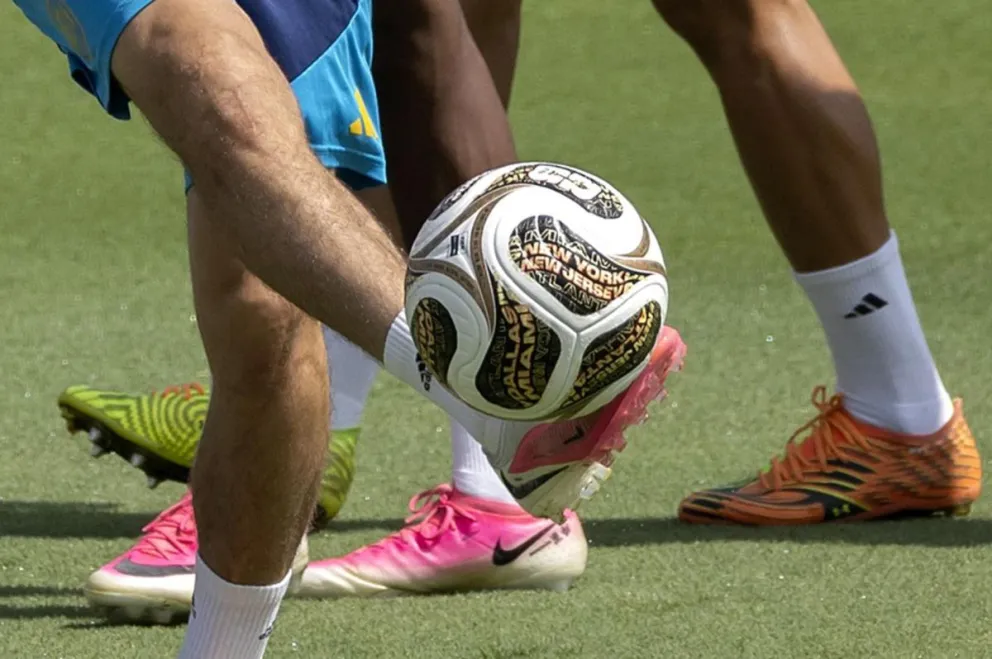 Jugadores de la selección de España utilizan el nuevo balón Trionda, que rinde homenaje a las sedes de los partidos finales del Mundial de la FIFA 2026. Foto: EFE