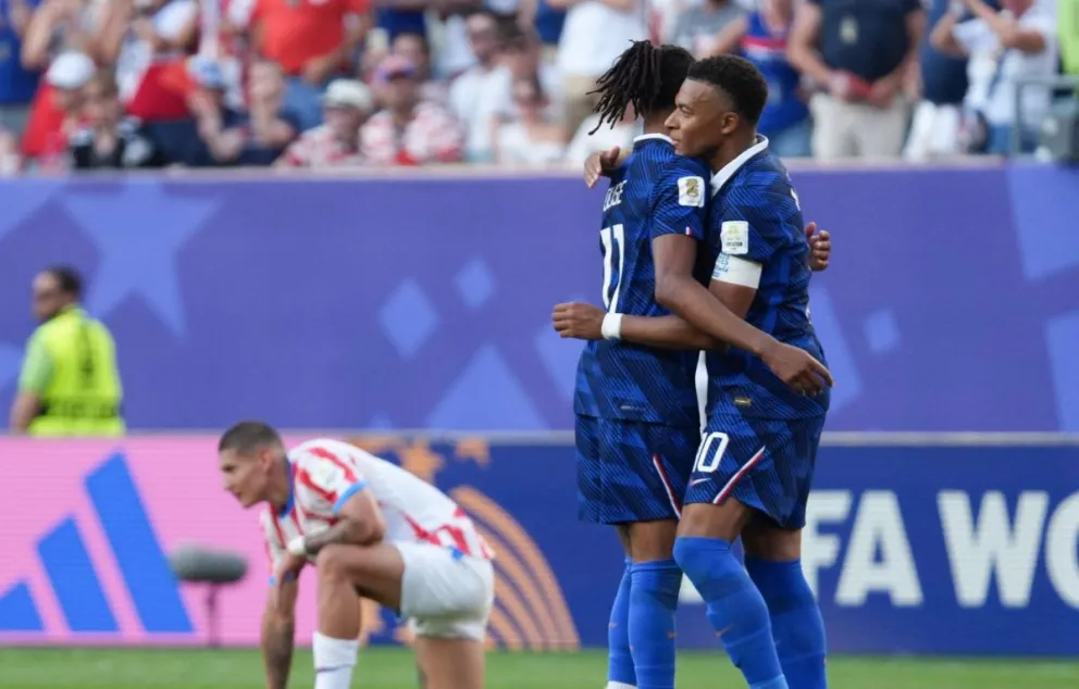 Mbappé (der.) y Olisé celebran un gol en este Mundial. Foto: EFE.