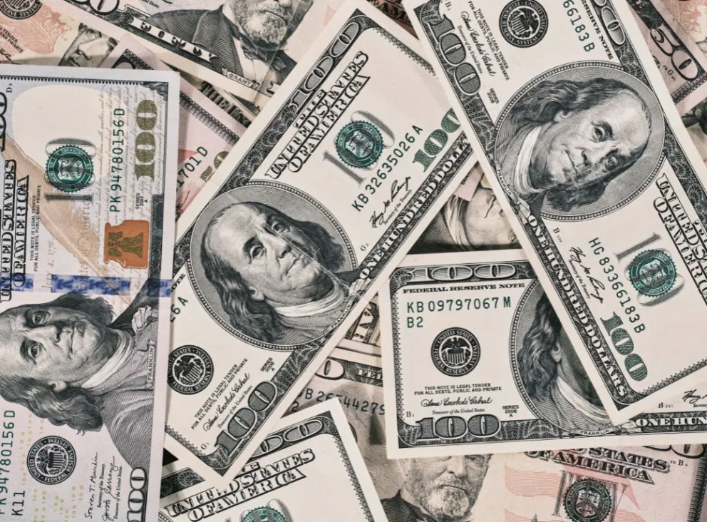 El dólar continúa subiendo, este lunes se cotiza en 10,40. Foto: Canva