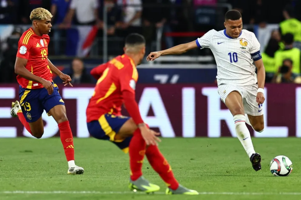 Mbappé (der.) y Yamal (izq.), en el último Francia-España de 2025. Foto: EFE.