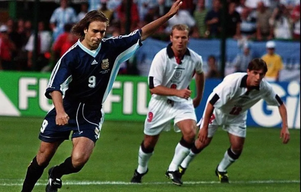 Batistuta marca de penal en el partido de 1998, también con la camiseta azul. Foto: PNT