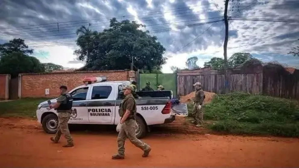 Policías investigan el ataque armado en San Miguel de San Ignacio de Velasco, Santa Cruz. Foto: MC Noticias/Facebook