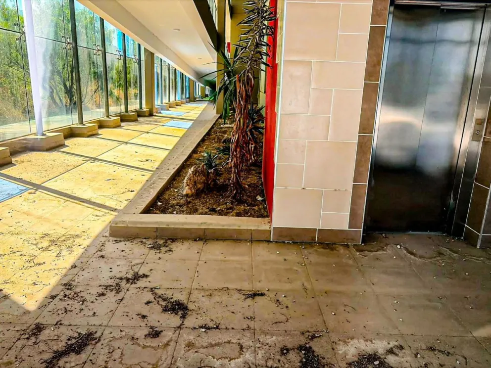 Una vista interna de los deterioros y abandono del edificio de Unasur. Foto: Ministerio de Obras Públicas