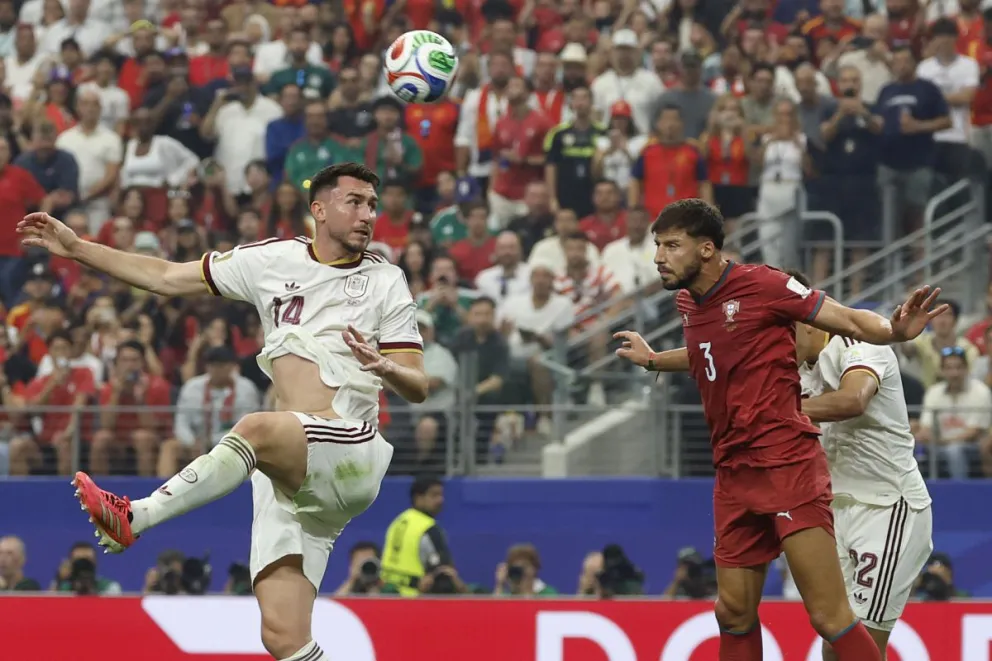 El español Laporte (izq.) despeja un balón durante el Mundial 2026. Foto: EFE.