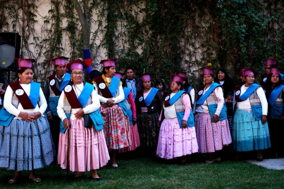 Mujeres aimaras, dedicadas a la recolección de residuos en las calles, participan en un acto de certificación como 'técnicos básicos en recolección de materiales reutilizables' en la Embajada de España en La Paz (Bolivia). Foto: EFE
