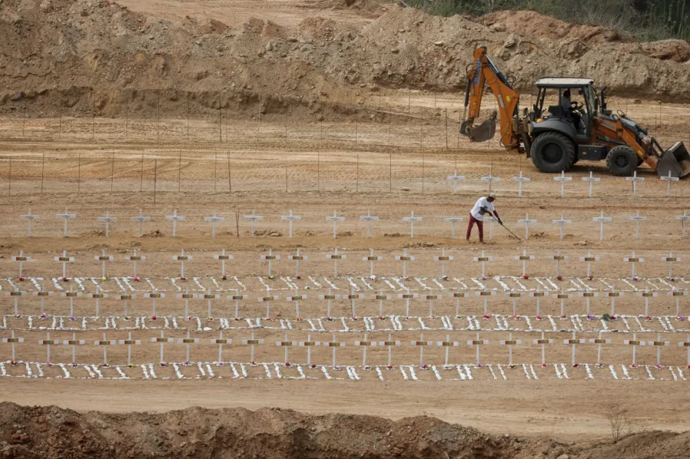 Personas trabajan en el cementerio municipal La Esperanza tras el doble terremoto del 24 de junio en Venezuela, en Parroquia Carayaca, en La Guaira (Venezuela). Foto: EFE