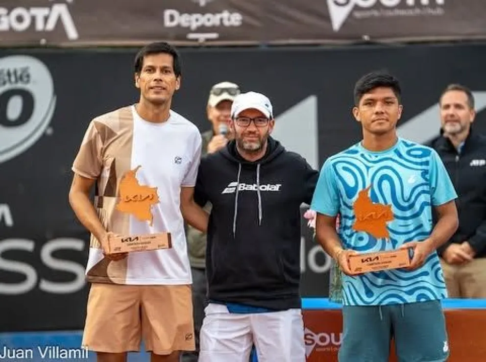 Zeballos (izq.) y Soto, en la premiación de Colombia. Foto: Federico Zeballos.