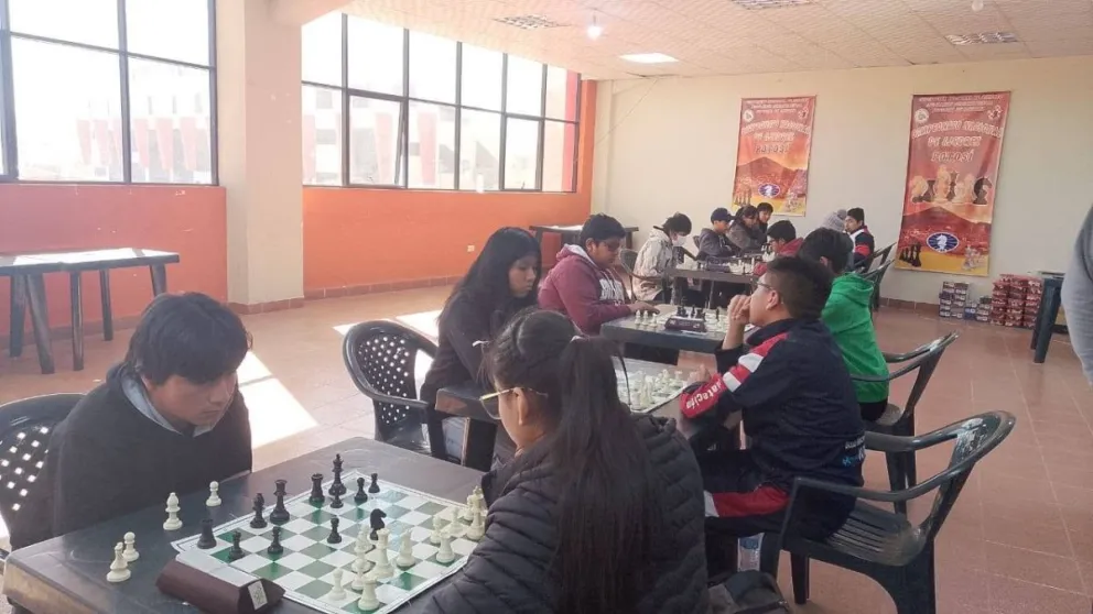 Varios pensadores durante la competencia. Foto: Federación Boliviana de Ajedrez.