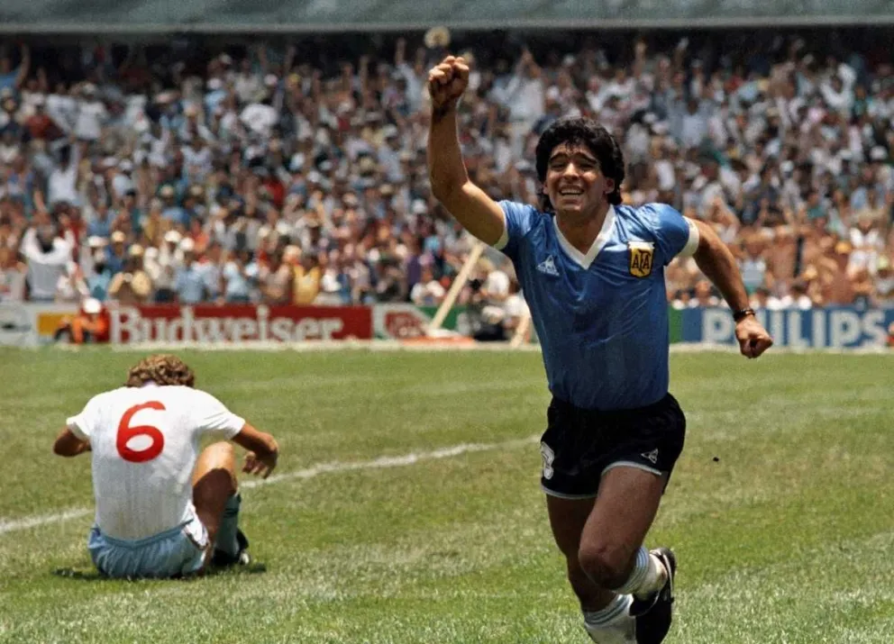 Maradona celebra el mejor gol de los mundiales anotado a los ingleses en 1986. Foto: FIFA