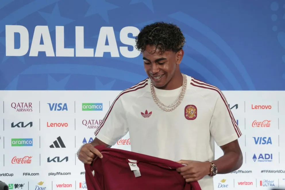 Lamine Yamal, con su nuevo collar, previo a la rueda de prensa que ofreció. Foto: EFE.