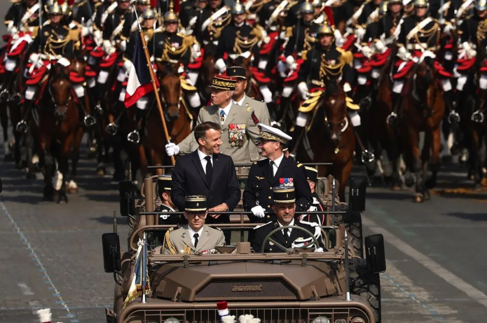 El presidente francés (i), Emmanuel Macron, en el desfile militar con el que este 14 de julio se conmemora la Fiesta Nacional de Francia, la última bajo su mandato y en la que el líder ucraniano, Volodímir Zelenski, es el invitado especial. Foto: EFE