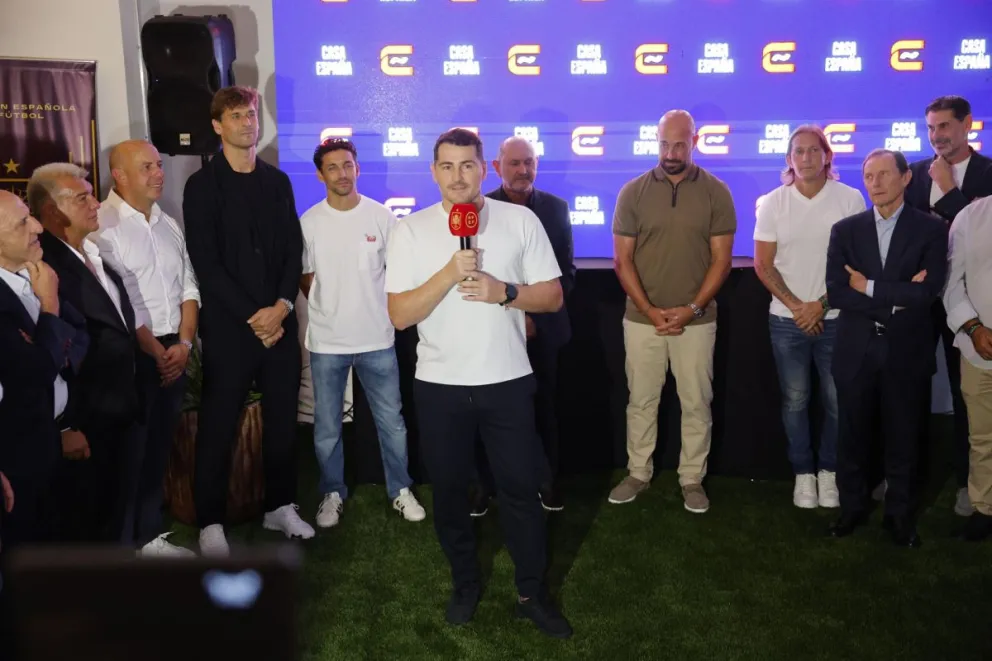 Casillas (centro) habla junto a otras leyendas de la selección de España. Foto: EFE.
