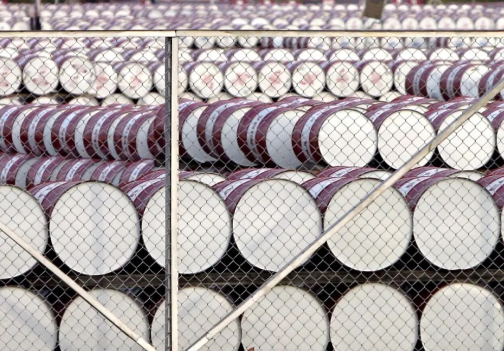 Barriles de petróleo almacenados. Foto: EFE/