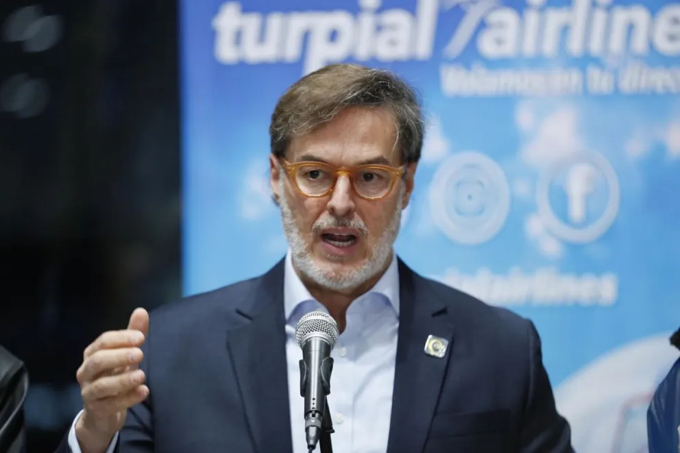  El ex embajador de Venezuela en Colombia, Félix Plasencia, hablando durante una rueda de prensa en el Aeropuerto Internacional El Dorado, en Bogotá (Colombia). Foto: EFE