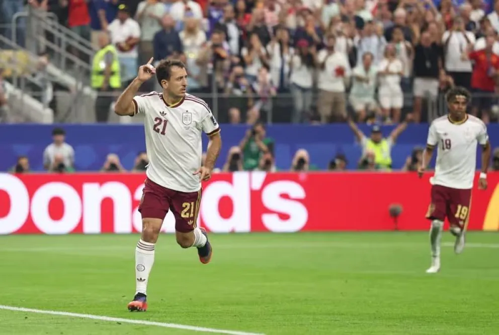 Oyalzabal festeja su gol de penal a Francia. Foto: FIFA.