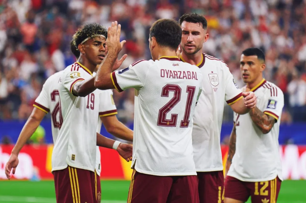 El español Oyalzabal (21) festeja su gol junto a sus compañeros. Foto: Selección de España.