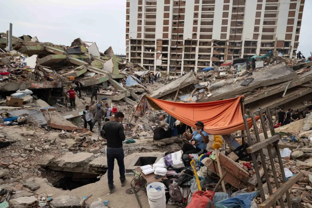 Personas buscan entre los escombros en La Guaira (Venezuela). Foto: EFE