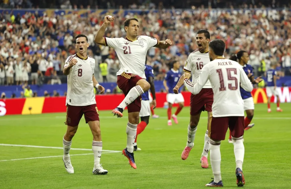 Mikel Oyarzabal (centro) festeja con sus compañeros el gol de penal que le marcóa Francia. Foto: EFE