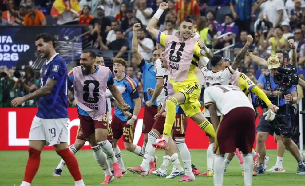 Jugadores de la selección española celebran la victoria sobre Francia. Foto: EFE