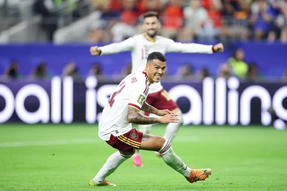 Pedro Porro inicia el festejo después de convertir el segundo gol de España. Foto: EFE