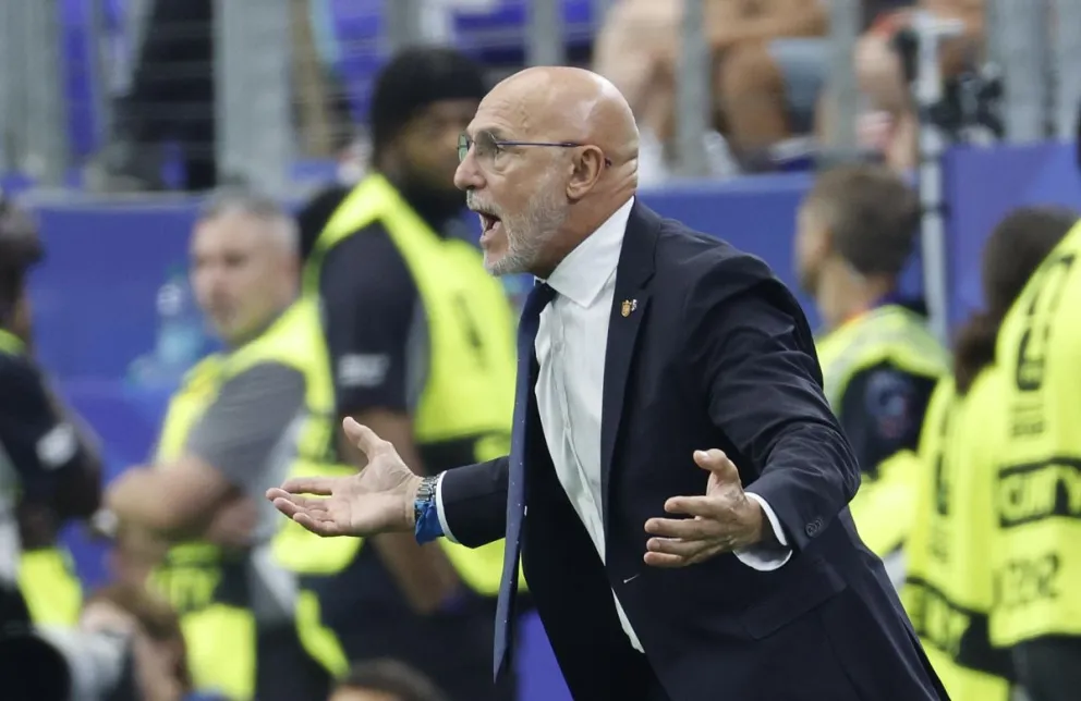 Luis de la Fuente, el DT de la selección española, da instrucciones a sus jugadores durante el partido con Francia. Foto: EFE