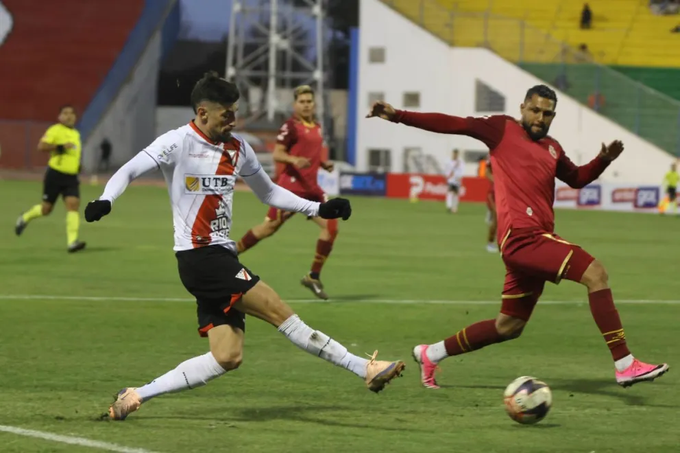 Una incidencia del juego entre Real Oruro y el club Always Ready. Foto: APG