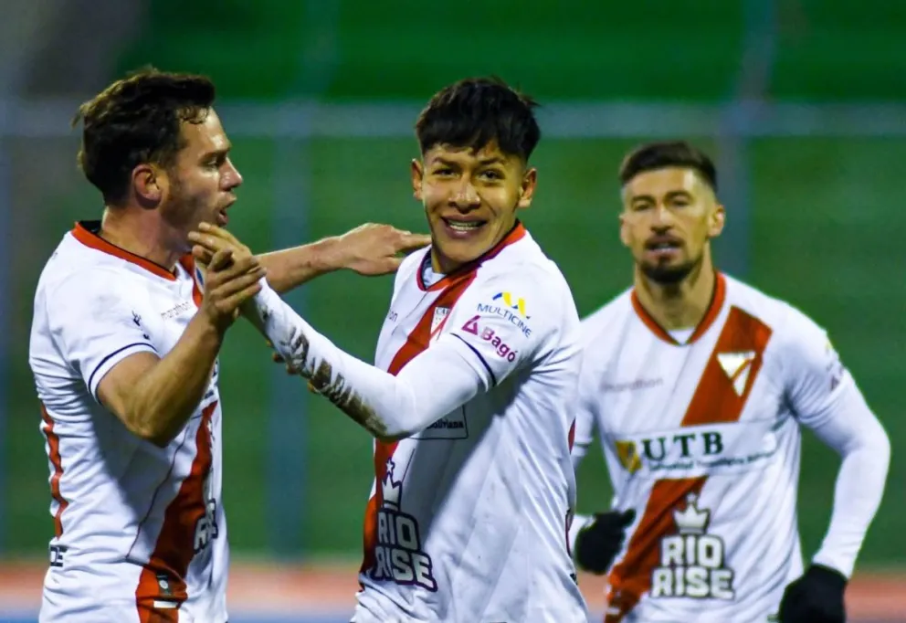 Jugadores de Always celebran el primero de sus seis goles. Foto: Club Always Ready.