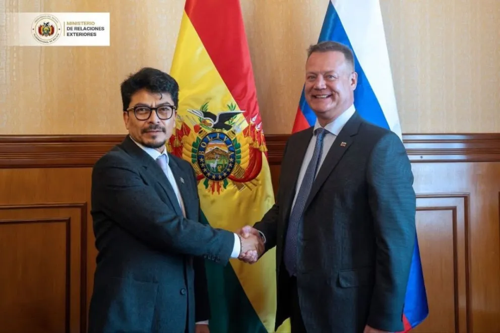 El canciller, Fernando Aramayo y el embajador de la Federación de Rusia, Dmitry Vérchenko. Foto: Embajada de Federación de Rusia en Bolivia