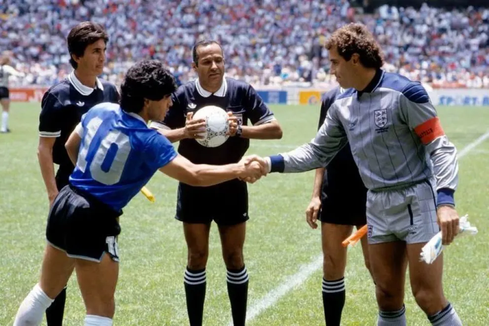 Maradona y Shilton, duelo de capitanes en 1986 en el lance entre argentinos e ingleses. Foto: FIFA