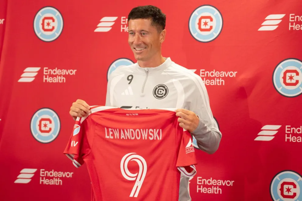 Lewandowski muestra el dorsal que vestirá durante su presentación como jugador del Chicago Fire. Foto: EFE.
