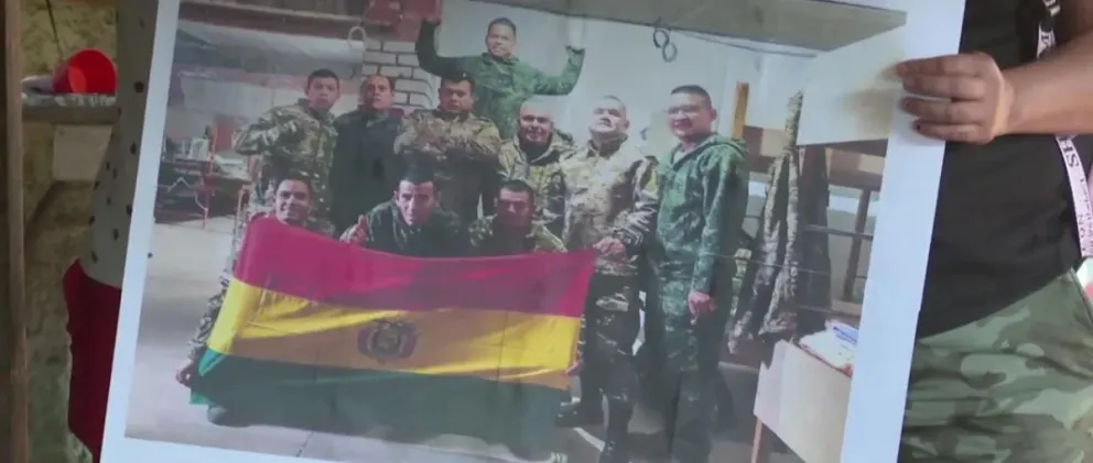 En la imagen los 10 bolivianos captados y llevados a Rusia de una comunidad. Foto: Unitel
