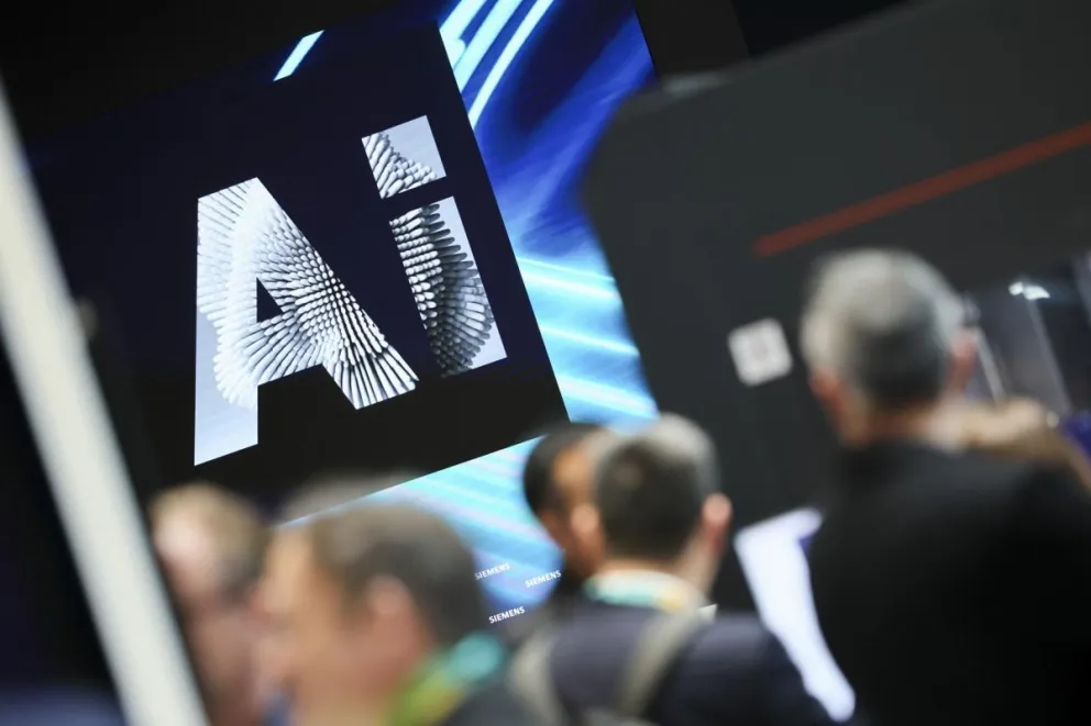 Un logo de IA en una feria tecnológica. Foto: EFE