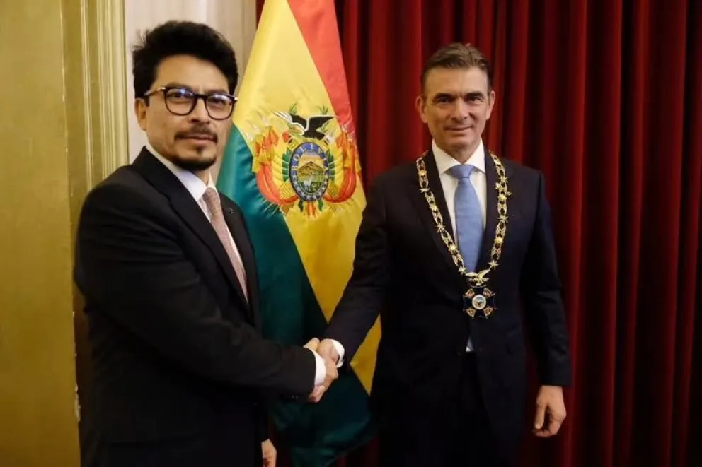 El canciller Fernando Aramayo y el presidente Rodrigo Paz luciendo la medalla del Cóndor de los Andes. Foto tomada de la cuenta en RRSS del presidente Rodrigo Paz
