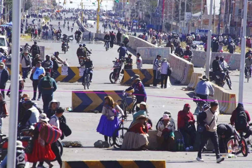Los bloqueos en un avenida principal de la ciudad de El Alto, una de las más golpeadas junto a La Paz. Foto: APG 