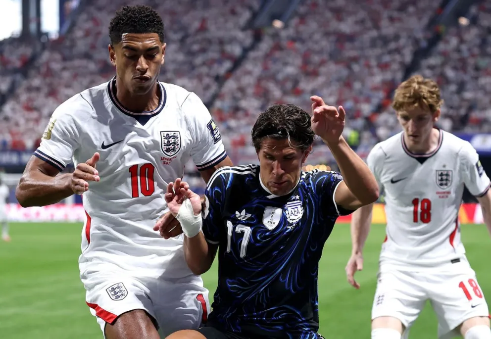 Incidencia entre Inglaterra (de blanco) y Argentina). Foto: Selección de Inglaterra.