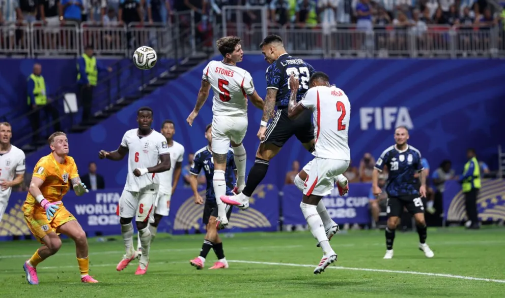 El argentino Lautaro Martínez (22) anota de cabeza. Foto: FIFA.