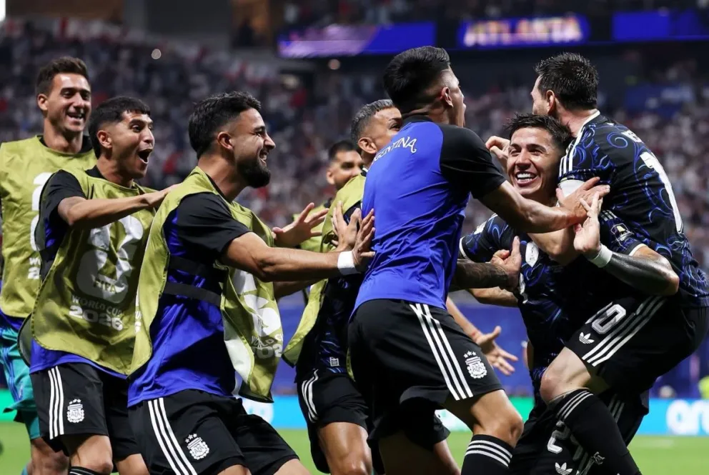 Jugadores de la selección argentina festejan el primer gol de Argentina convertido por Enzo Fernández. Foto: AFA