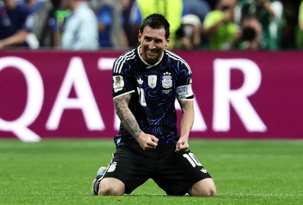 Lionel Messi, de rodillas, celebra la clasificación de Argentina a la final. Foto: EFE