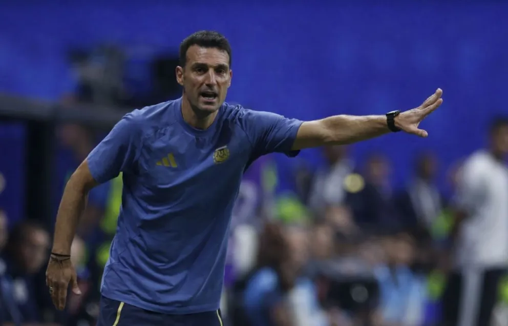Lionel Scaloni, el técnico argentino, da instrucciones a sus jugadores en el partido ante Inglaterra. Foto: EFE