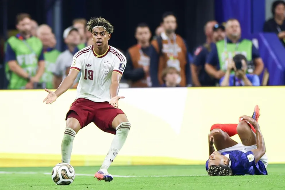 Lamine Yamal (izq.), de España, gesticula durante el partido de semifinales contra Francia. Foto: EFE