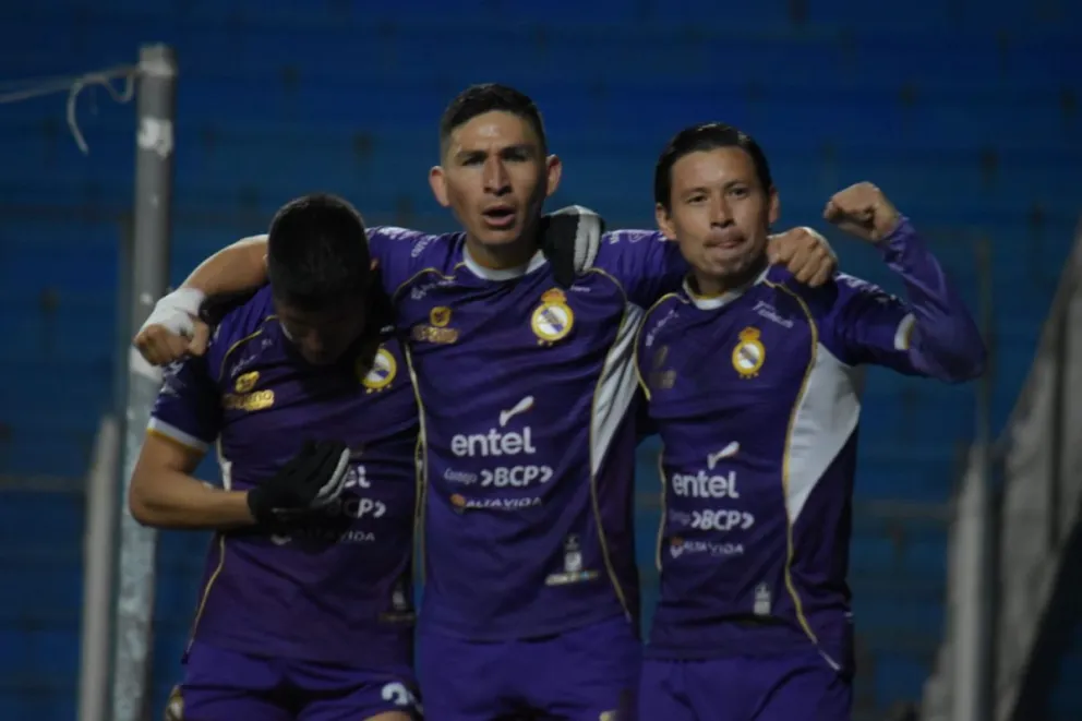 Jugadores del cuadro potosino festejan uno de sus goles. Foto: Agencia Marka Registrada.
