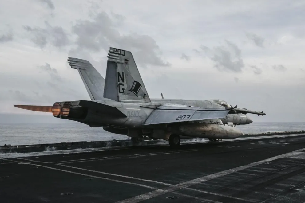 Fotografía difundida por el CENTCOM que muestra un avión de combate en el USS Abraham Lincoln durante una de las operaciones aéreas contra objetivos militares en Irán mientras navega en aguas regionales. EFE