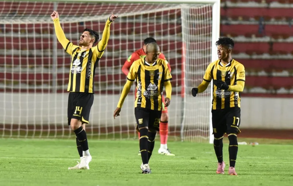 Darwin Lom (izq.) festeja el segundo gol de The Strongest. Foto: Agencia Marka Registrada