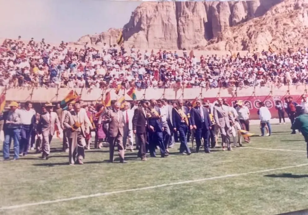 Don Rafael Mendoza (centro) durante los actos de inauguración del estadio de Achumani. Crédito: Fotos antiguas de La Paz