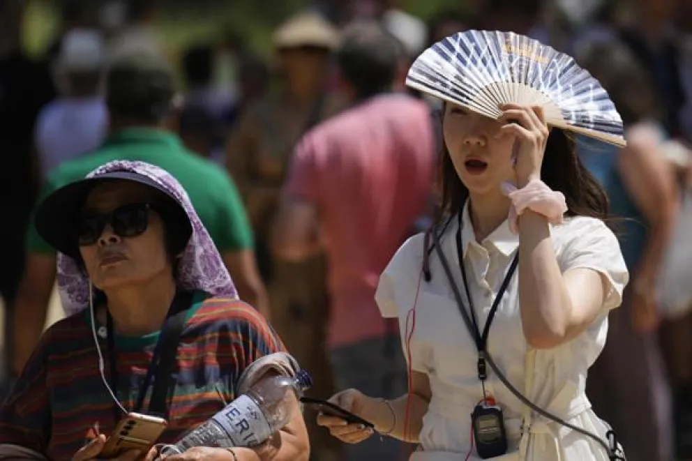 Una turista se resguarda del sol en la Sagrada Familia de Barcelona. Foto: EFE