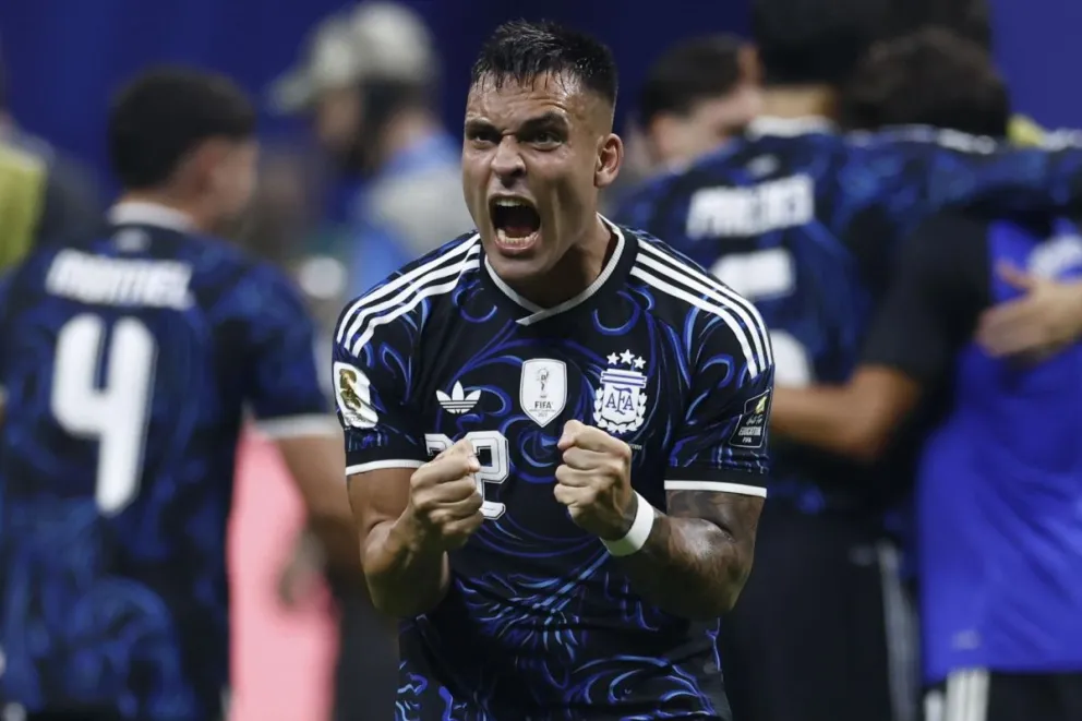  Lautaro Martínez celebra la victoria de su selección sobre la de Inglaterra. Foto: EFE.