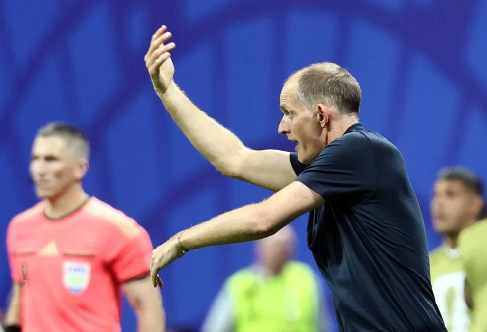 Tuchel da instrucciones en el encuentro frente a Argentina. Foto: EFE.