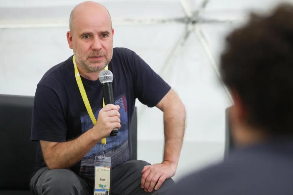 Fotografía del 9 de julio de 2026 que muestra al escritor y podcastero español Javier Peña hablando en la Feria Internacional del Libro de Guatemala, en Ciudad de Guatemala (Guatemala). Foto: EFE